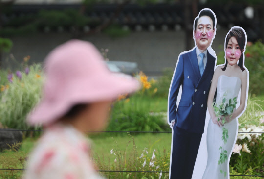 7일 서울 청와대 분수대 앞에 윤석열 대통령과 김건희 여사의 등신대가 설치되어 있다.<연합뉴스>